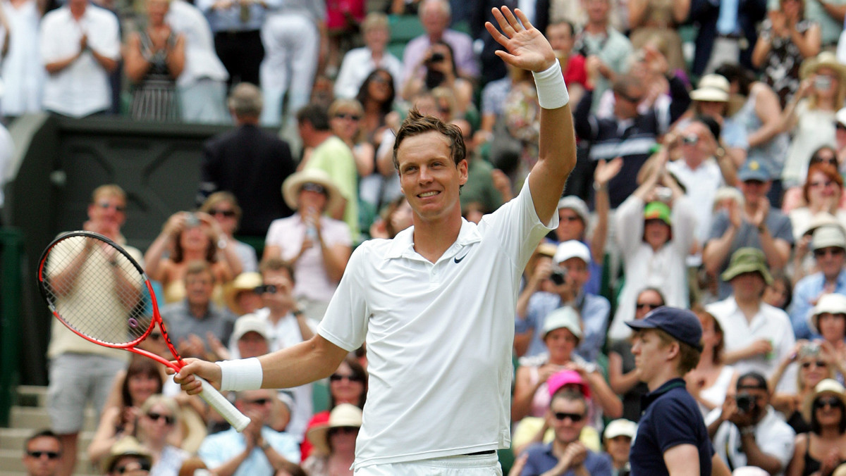 25-letni Tomas Berdych w niedzielę po raz pierwszy wystąpi w finale turnieju wielkoszlemowego. Rozstawiony z "12" Czech odprawił z kwitkiem sześciokrotnego triumfatora, Rogera Federera i Serba Novaka Djokovicia. W finale Wimbledonu (z pulą nagród 13,725 mln funtów) skrzyżuje rakietę z Rafaelem Nadalem.