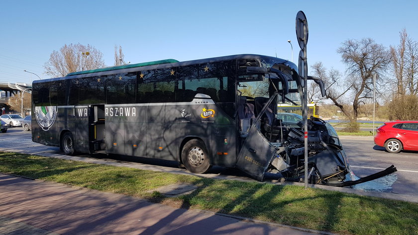 Kolizja autobusu na Wisłostradzie.