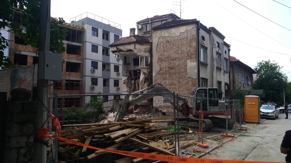 Juče se srušio još jedan sprat