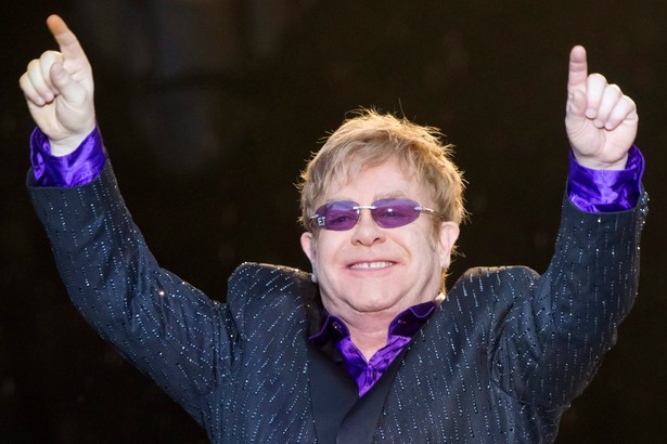 Elton John jak za starych czasów – znów rządzi na Wyspach!