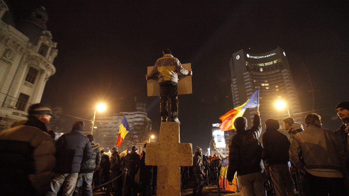Około 1600 osób protestowało dzisiaj w centrum Bukaresztu oraz w innych rumuńskich miastach, domagając się m.in. dymisji rządu premiera Emila Boca - podały lokalne media. To ósmy dzień protestów przeciwko prowadzonej przez władze polityce oszczędności.