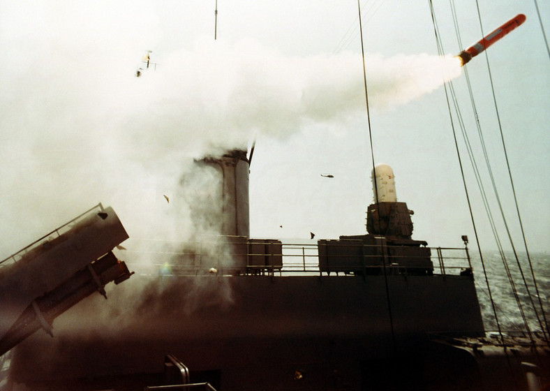 USS New Jersey – na zdjęciu uchwycono moment wystrzelenia pocisku rakietowego Tomahawk