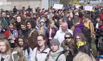 Demonstracja uczniów pod MEN. "Pokazujemy, że nie jesteśmy źli na nauczycieli"