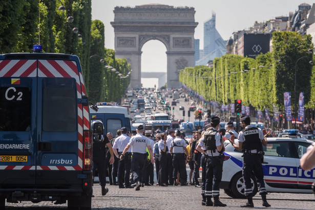 We Francji obowiązuje stan wyjątkowy wprowadzony po zamachach terrorystycznych z listopada 2015 roku w Paryżu
