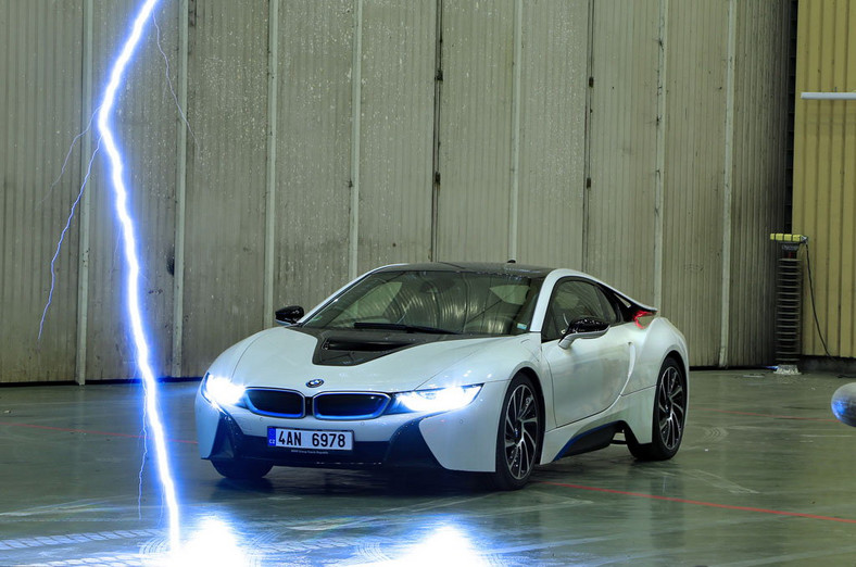 BMW i8 - samochód z piorunującym wrażeniem