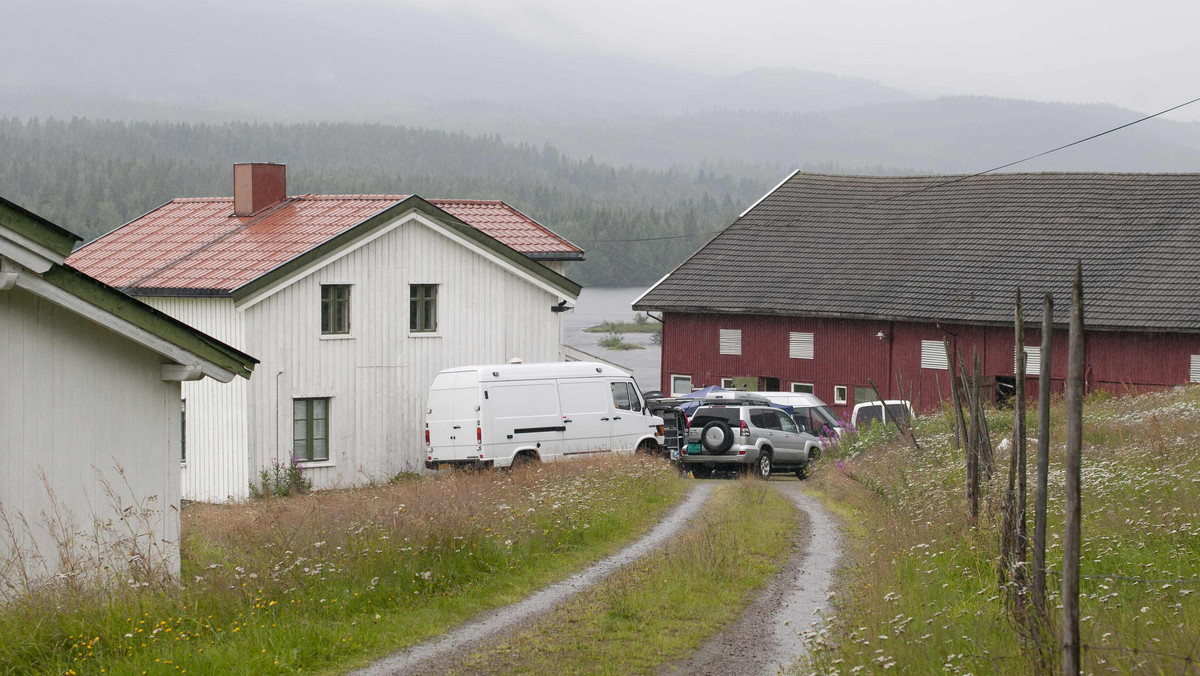 Norweska policja przeprowadziła w nocy z wczoraj na dzisiaj kontrolowaną detonację materiałów wybuchowych znalezionych na terenie gospodarstwa Andersa Behringa Breivika, sprawcy dwóch zamachów w Oslo i na wyspie Utoya, w których zginęło co najmniej 76 osób.