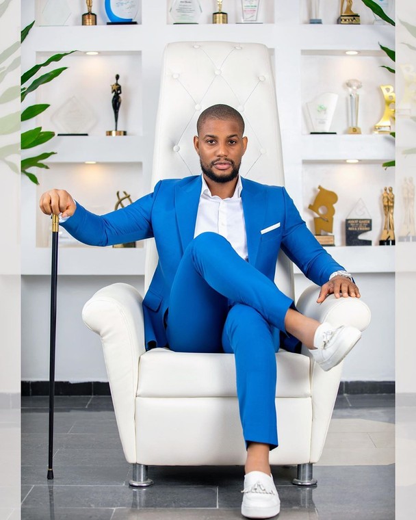 According to him, it is the responsibility of every Nigerian to hold the government accountable for their wellbeing rather than point fingers at celebrities for not helping those in need. [Instagram/AlexxEkubo]