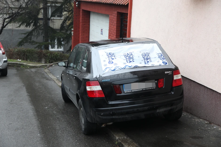 U pucnjavi je oštećen auto parkiran ispred njegove kuće, koji su tokom jutra pretraživali forenzičari