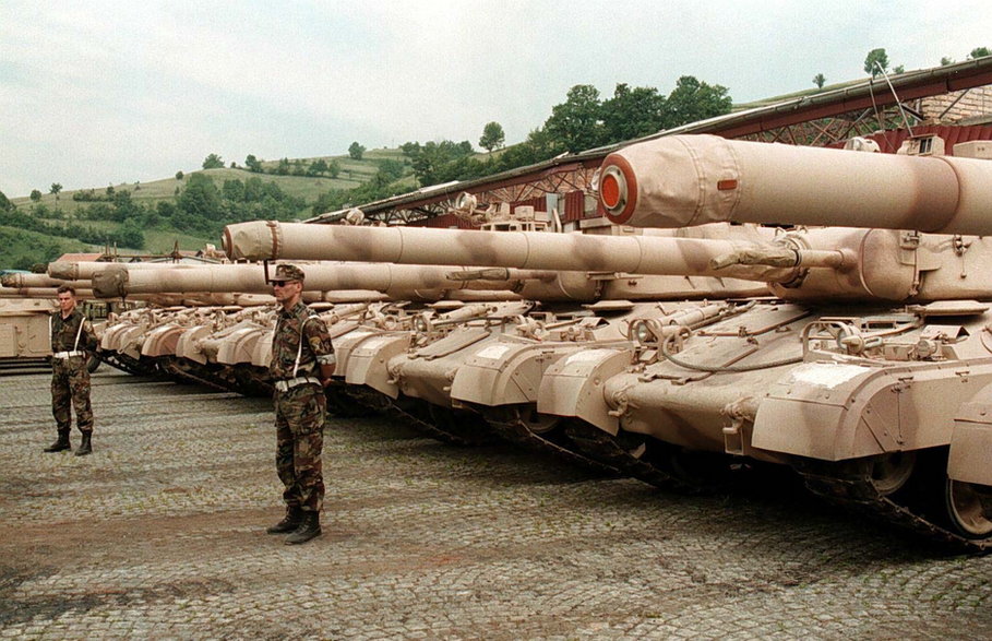 Żołnierze bośniaccy stoja przy czołgach AMX-30 francuskiej produkcji (fot. 1997 r.)