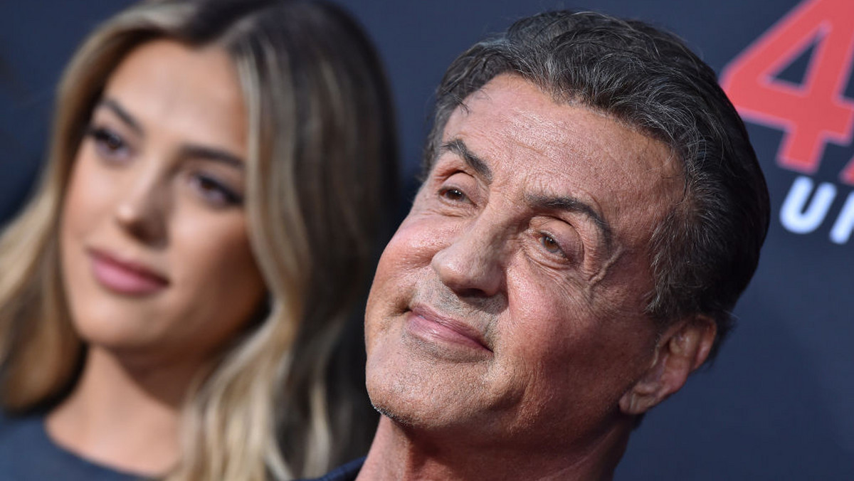 Słynny aktor zaprezentował się w filmiku opublikowanym przez Sistine Stallone, aspirującą modelkę. Ojciec i córka bawią się do piosenki Mike'a Posnera. Uwagę widzów przyciągnął wygląd Stallone'a.