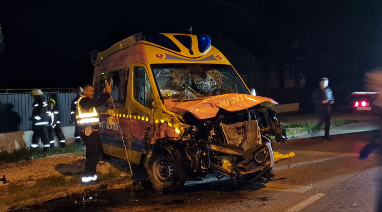 Bár a mentősök szerencsésen, kisebb sérülésekkel megúszták az esetet, a velük karambolozó Honda sofőrje életét vesztette / Fotó: baleset-info.hu. 