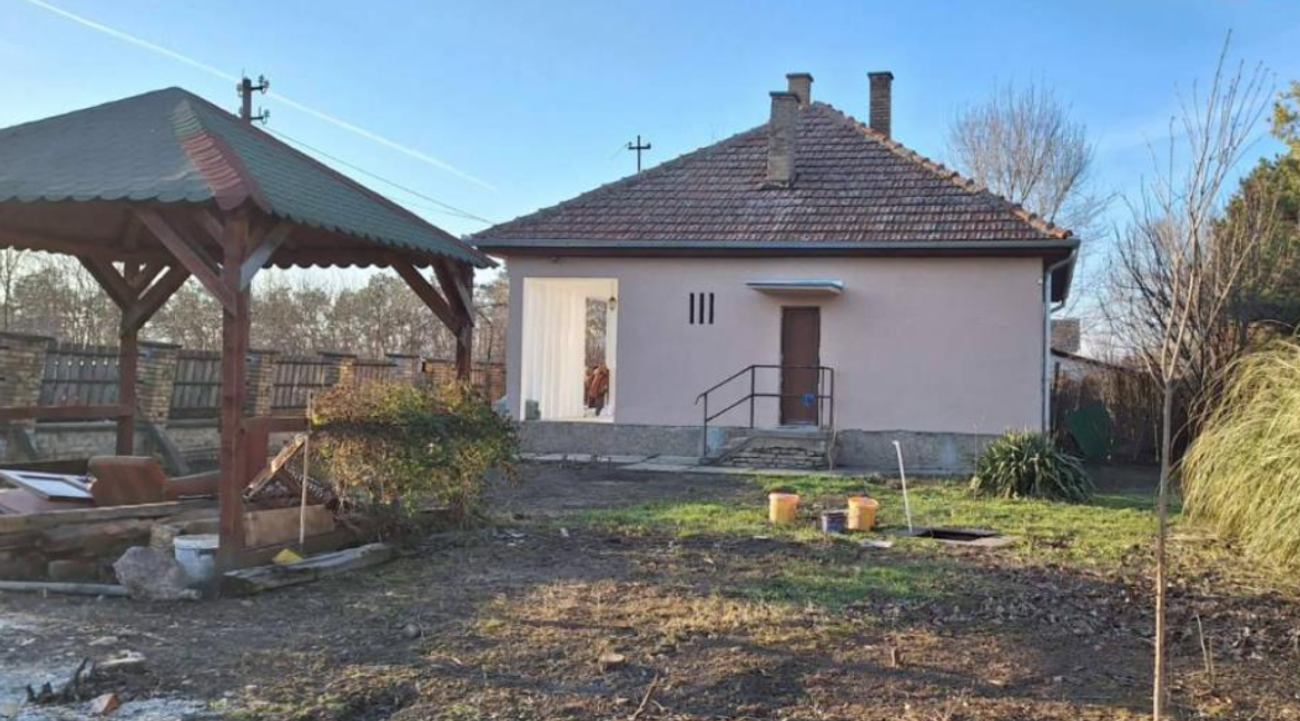 Kuća od 90 kvadrata u Bačkom Gradištu na prodaju za 37.000 evra! Kompletno renovirana, ima veliko dvorište, okružena zelenilom