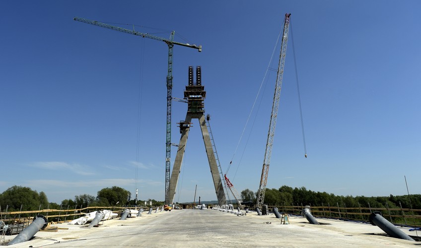 Nowy most będzie przebiegała nad Wisłokiem oraz sąsiadującym z rzeką zbiornikiem bezpieczeństwa Elektrociepłowni Rzeszów. Nowa przeprawa będzie miała długość ponad 480 m i będzie najdłuższym tego typu obiektem na Podkarpaciu.