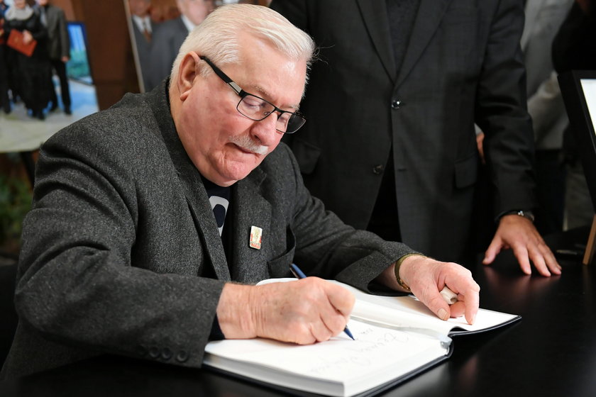 Lech Wałęsa wpisał się do księgi kondolencyjnej po śmierci Adamowicza