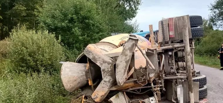 Kierowca betoniarki przesadził z prędkością. Do pomocy potrzebne były aż dwa dźwigi