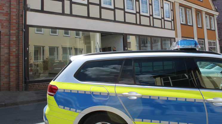 Wittingenben, Farina lakásán találtak a rendőrök két holttestet/ Fotó: MTI EPA HOLGER BODEN  