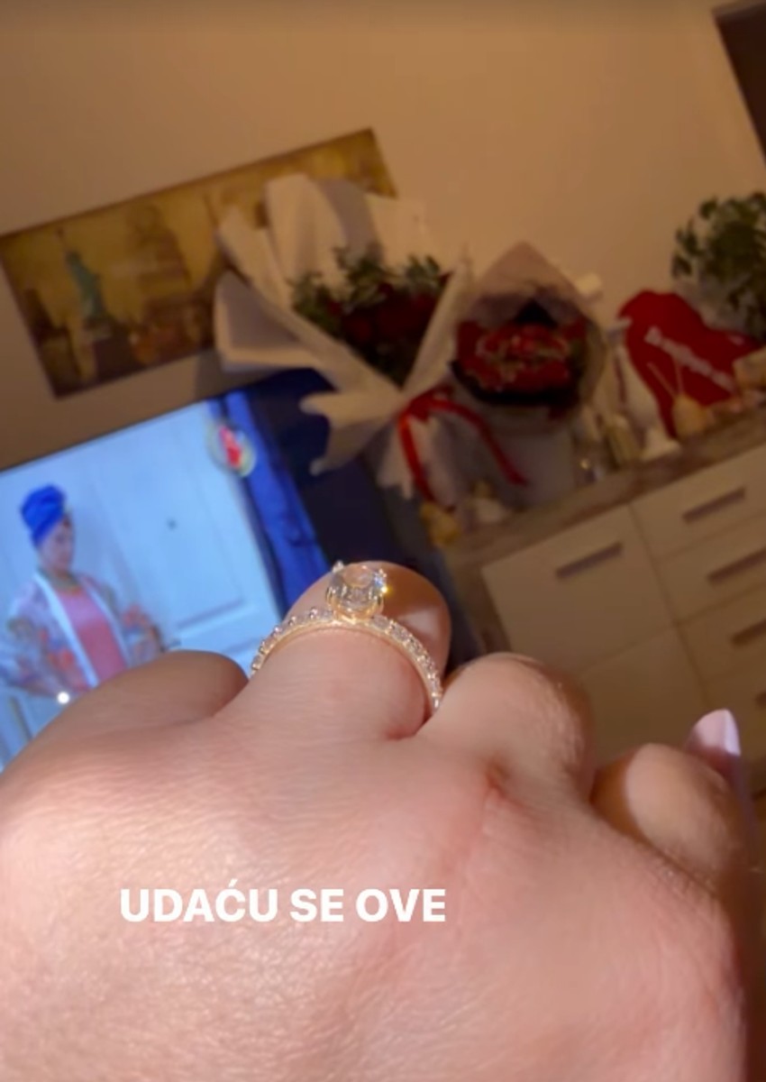 Naša pevačica (36) verena u tajnosti: Zasijao dijamantski prsten