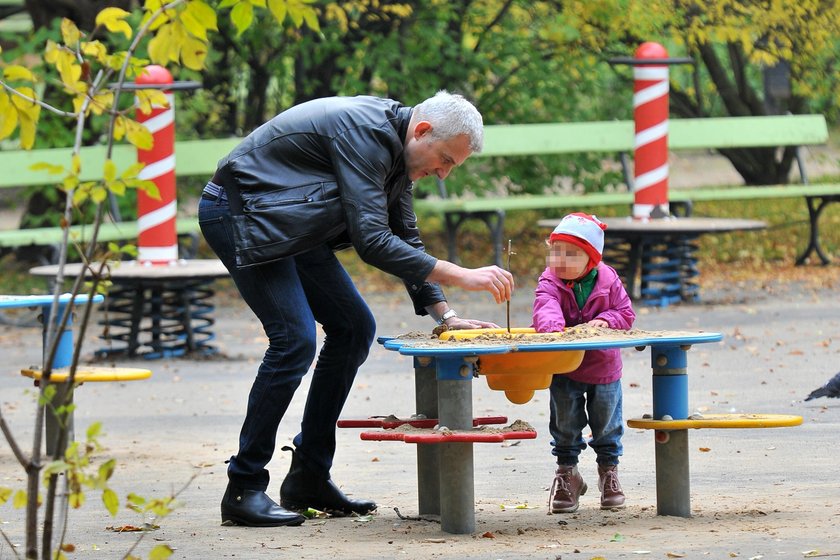 Hubert Urbański z córeczką na placu zabaw