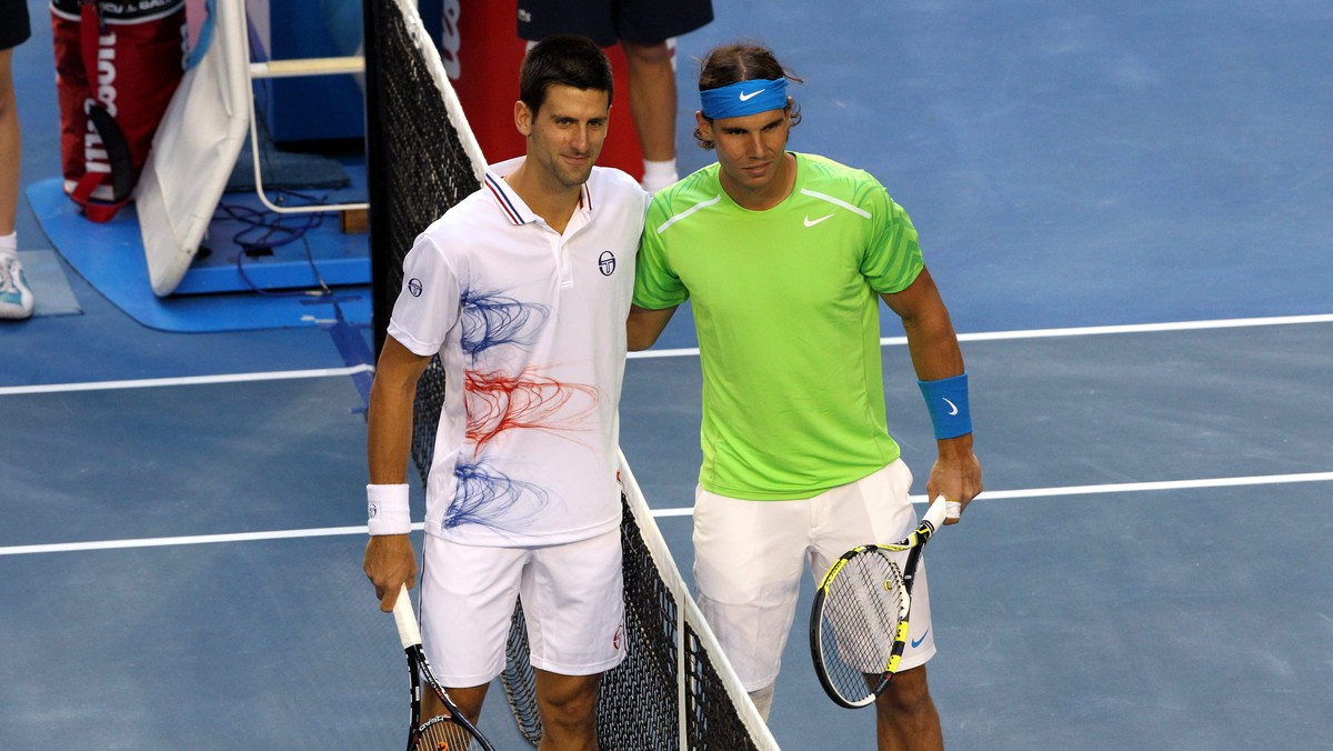 Niedzielny finał Australian Open zapisze się w historii tenisa jako najdłuższa potyczka zawodników w historii. Trwający prawie sześć godzin mecz nie zniechęcił jednak organizatorów, którzy nie mieli litości dla skrajnie zmęczonych tenisistów....