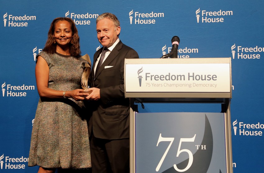 Rebeka Heil, član Upravnog odbora "Fridom Hausa" dodeljuje nagradu Ralfu Buhiju, predsedniku kompanije "Axel Springer"