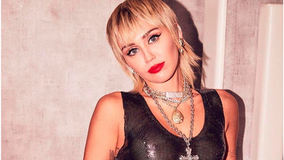Miley Cyrus átlátszó fekete bodyban hergeli a rajongóit – fotók