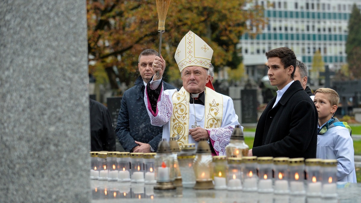 Dziś na cmentarzu przy ul. Wałbrzyskiej na Służewie kardynał Kazimierz Nycz poświęcił pomnik i nowo otwartą kwaterę wojenną żołnierzy Wojska Polskiego poległych w obronie Warszawy w 1939 r. i ofiar cywilnych zabitych w wyniku niemieckich bombardowań.