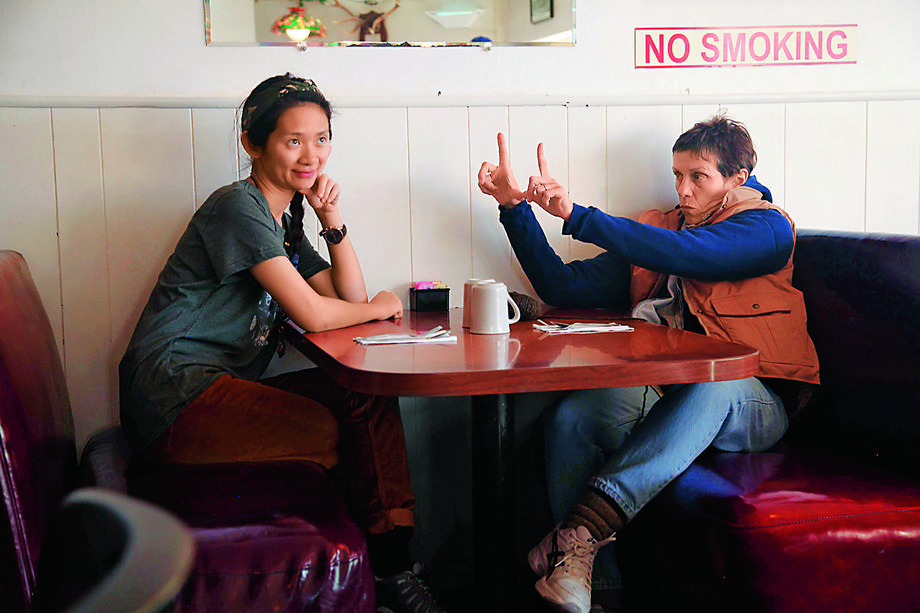 Chloé Zhao i Frances McDormand w filmie "Nomadland"