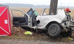 Horror na drodze w Nowy Rok. Volkswagen owinął się na drzewie. Zginął 19-latek, dwie osoby walczą o życie