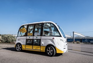 Rewolucja w transporcie publicznym coraz bliżej. Oto autonomiczny autobus za 200 tys. euro [ZDJĘCIA]