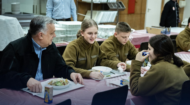 A miniszterelnök két kadétlánnyal beszélgetett vacsora közben / Fotó: Facebook/Orbán Viktor