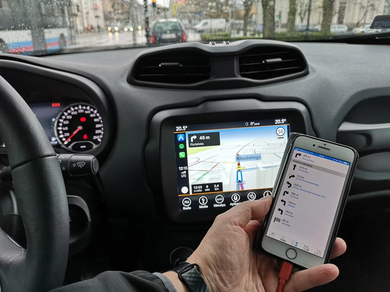 AutoMapa CarPlay - na telefonie zwraca uwagę dolny pasek by zyskać dostęp do menu programu