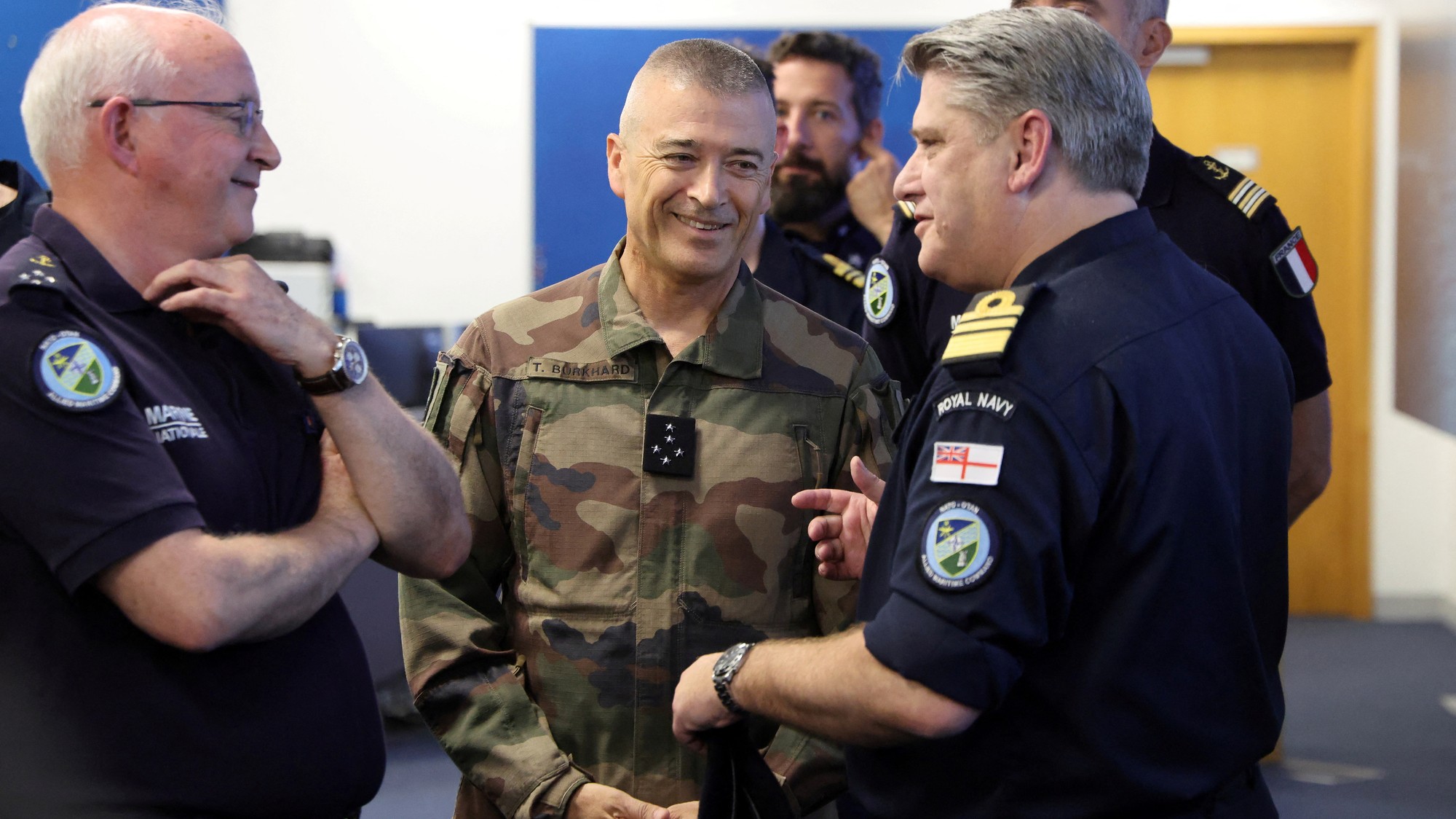 Viceadmirál francúzskej námornej pechoty Didier Maleterre, náčelník obranného štábu Francúzska generál Thierry Burkhard a viceadmirál kráľovského námorníctva Mike Utley, LUDOVIC MARIN/REUTERS