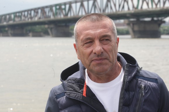 "JEDVA JE POMERAO RUKE I NOGE, A PITAO ME JE SAMO JEDNO!" Grbić otkrio detalje spasavanja muškarca koji je skočio sa Pančevačkog mosta: "Najteže do sada"