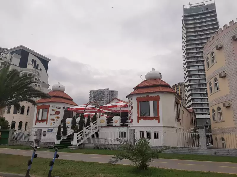 Kontrasty architektoniczne w Batumi