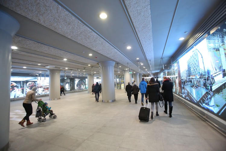 Szybsze przejazdy z Pragi na Ochotę, udrożnienie ruchu w Śródmieściu oraz szybsza możliwość przesiadki do innych środków transportu. Warszawiacy coraz częściej korzystają z otwartego wczoraj centralnego odcinka II linii metra. Kolejka ma za sobą pierwszy komunikacyjny szczyt w dnu roboczym. Na zdjęciu: pasażerowie na Stacji Świętokrzyska.  <br><br>fot.  (mr) PAP/Leszek Szymański