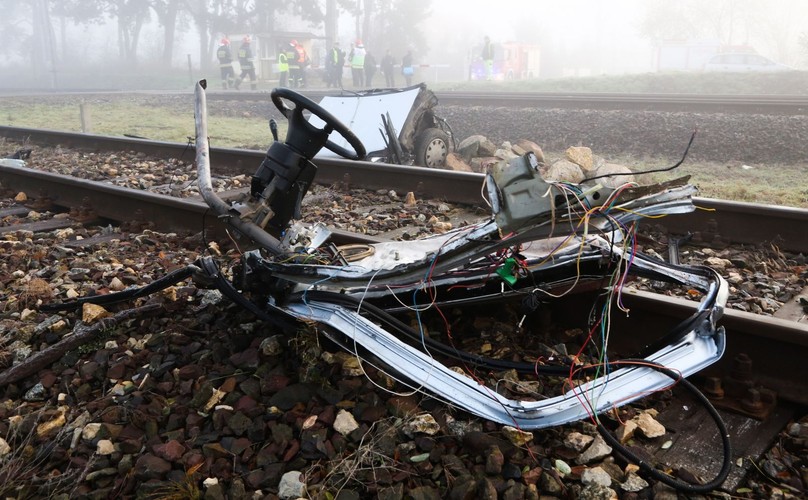 Na przejeździe kolejowym auto wjechało pod pociąg