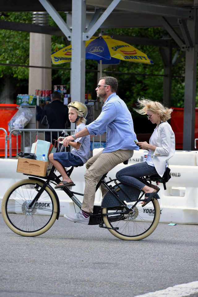 Liev Schreiber i Naomi Watts z synem na rowerze