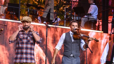 sebastian i stanisław karpiel-bułecka noszą to samo nazwisko, ale czy są braćmi?