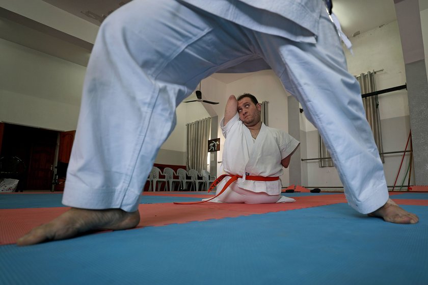 Niezwykła pasja 24-latka. Nie ma rąk i nóg, a trenuje karate