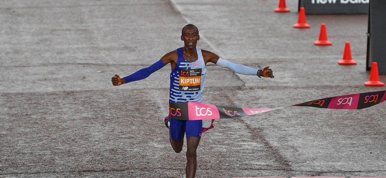 42,195 km w 2:00.35. Kelvin Kiptum ustanowił rekord świata w maratonie