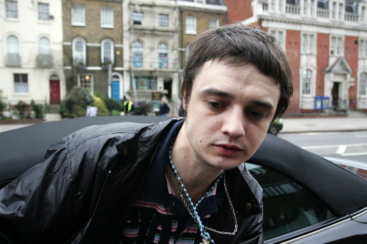 Gdy modelka spotykała się z muzykiem Petem Doherty, nie stroniła od używek. Mówiło się, że Pete ciągnie ją w dół. Rozstali się w 2007 roku