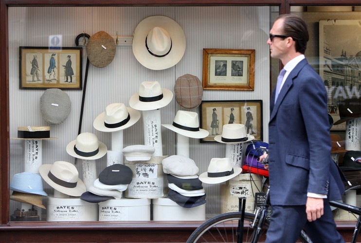 Mężczyzna przechodzi obok sklepu z kapeluszami Edward Bates w Londynie