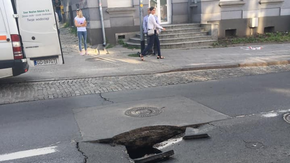 Zamknięcie ulicy w Gdańsku. Zapadł się fragment jezdni we Wrzeszczu