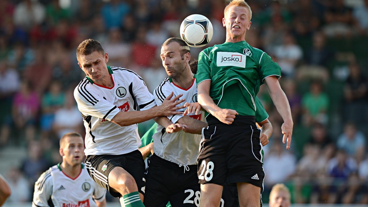 W pierwszym meczu III rundy eliminacyjnej Ligi Europy Legia Warszawa przegrała z SV Ried 1:2 (0:0). Przez niemal pół godziny polski zespół musiał grać w "dziesiątkę", bowiem czerwoną kartkę zobaczył Jakub Wawrzyniak. Rewanż za tydzień w stolicy, na Pepsi Arenie.