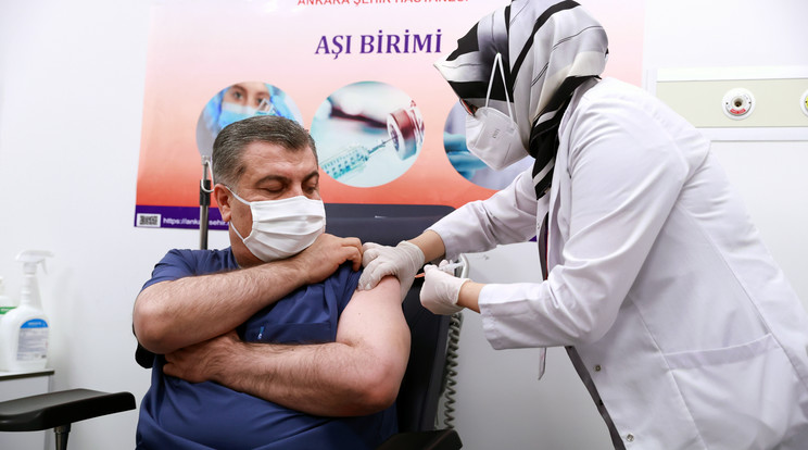 A török egészségügyi minisztérium által közreadott képen Fahrettin Koca török egészségügyi minisztert (b) beoltják a Sinovac Biotech kínai gyógyszergyártó vakcinájával Ankarában 2021. január 13-án. A török vezetés 50 millió adagot rendelt a gyengített vírusokon alapuló kínai védőoltásból, amelynek első hárommillió adagja december végén érkezett meg a 83 millió lakosú országba. Törökországban január 14-én kezdik beoltani az egészségügyi dolgozókat./ Fotó:MTI/EPA/Török egészségügyi minisztérium