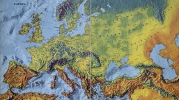 europa podzielona po ataku na iran: hiszpania mówi „nie”, włochy apelu