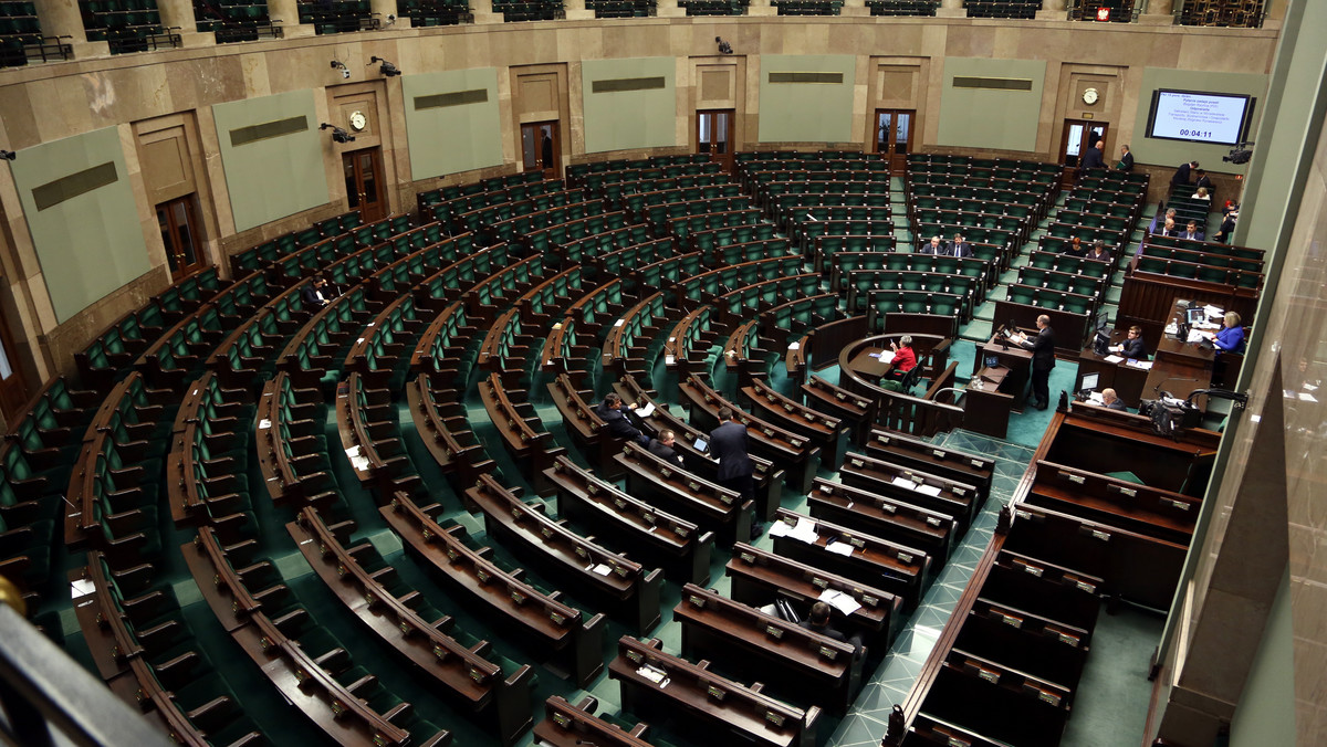 Sejm uchwalił ustawę o przymusowym leczeniu w ośrodkach zamkniętych osób po wyrokach za ciężkie przestępstwa na tle seksualnym. Sprawa budzi liczne kontrowersje prawników i lekarzy.