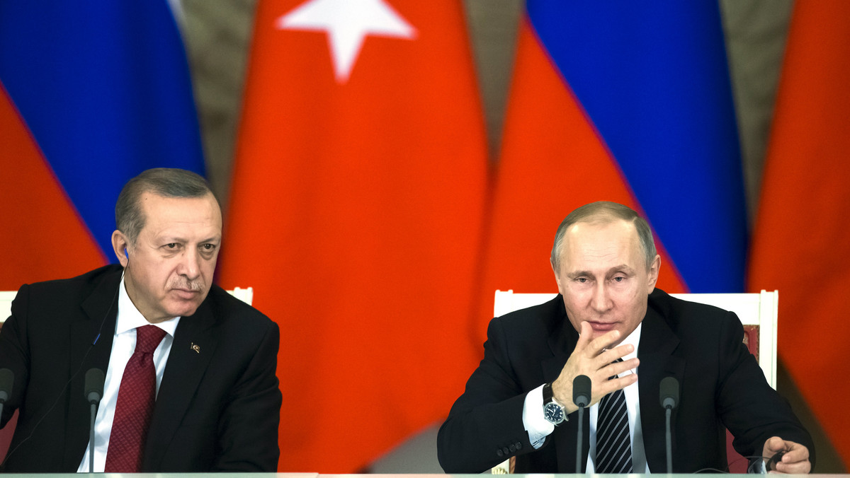 Prezydenci Rosji i Turcji, Władimir Putin i Recep Tayyip Erdogan, zapewnili dziś w Moskwie o zakończeniu procesu normalizacji w stosunkach obu krajów. Putin ogłosił, że Rosja w najbliższym czasie cofnie zakaz zatrudniania tureckich pracowników budowlanych.