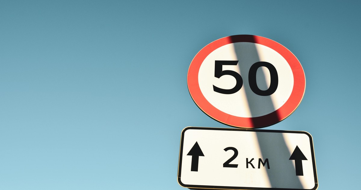 Ajándékba lopott volna két fiatal egy 50-es sebességkorlátozó táblát a 4-es főúton... nem volt jó ötlet