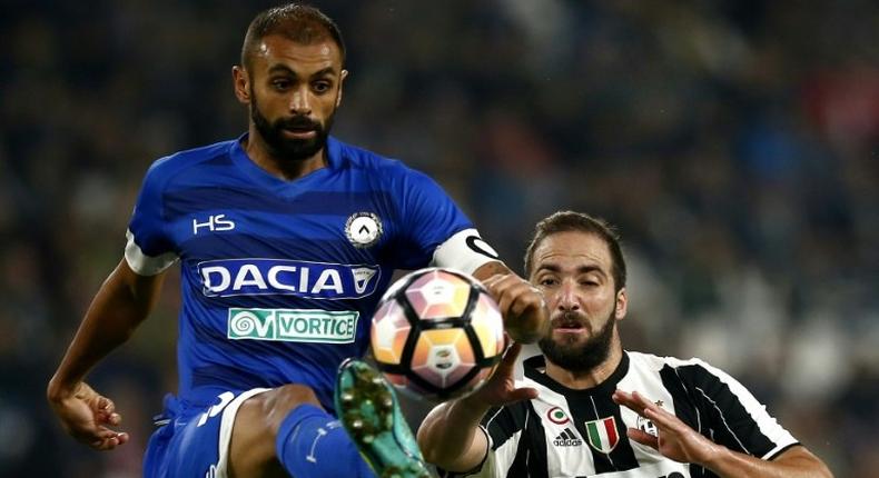 Udinese defender and captain Danilo Larangeira (L) challenges Juventus forward Gonzalo Higuain for the ball during the Italian Serie A match at the 'Juventus Stadium' in Turin on October 15, 2016